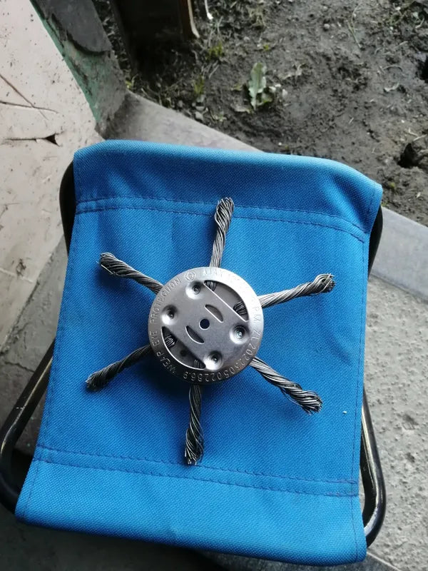 El cabezal del cortacésped tiene 6 bordes de acero inoxidable