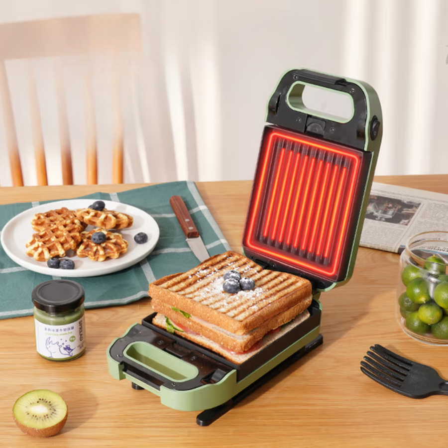 Máquina de hacer sándwiches compacta y antiadherente con una potencia de 650W