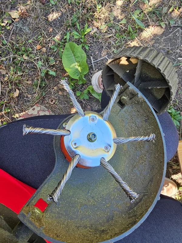 El cabezal del cortacésped tiene 6 bordes de acero inoxidable